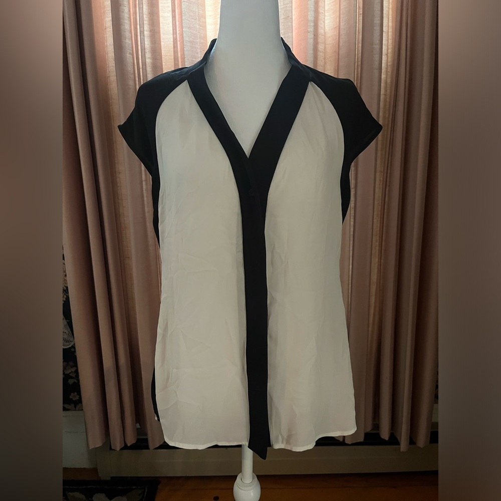 Lightweight Worthington short sleeved blouse